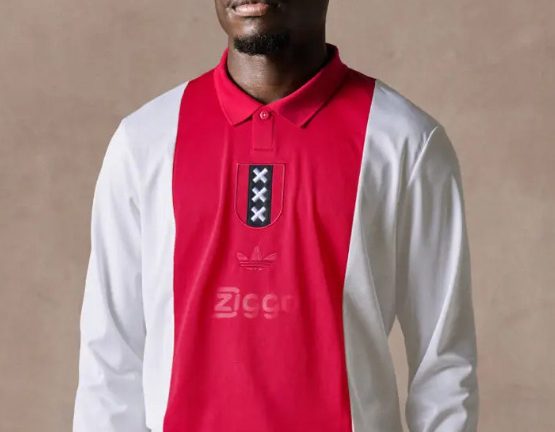 Ajax 125 jaar shirt 2025 met historisch logo en brede rode baan, limited edition jubileumtenue